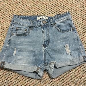 Comfortable Indigo Reign jean shorts